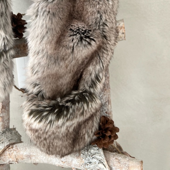 RHBabay&Child Cozy fluffy hat and fluffy home sleepers boots. Boy/Girl - Picture 4 of 7